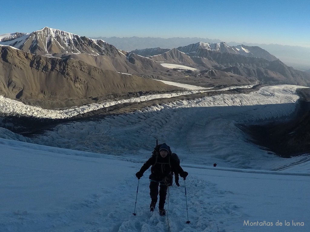Hans subiendo por el Glaciar Lenin. El pico Yukhin a la izquierda.